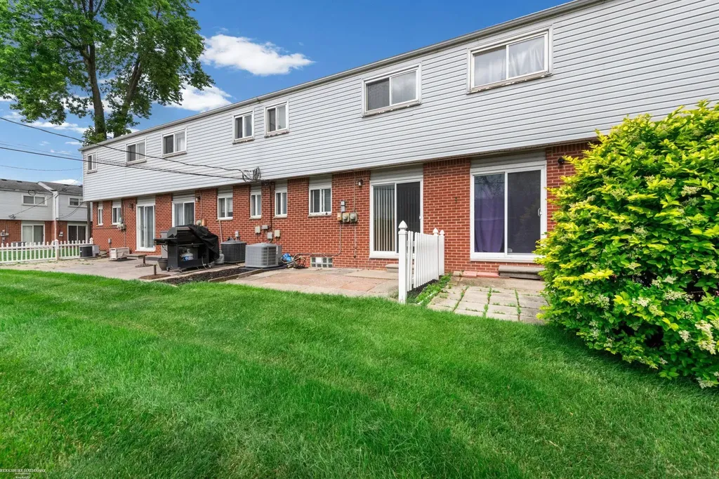 27932 Eastwick Square Road Roseville City MI 48066