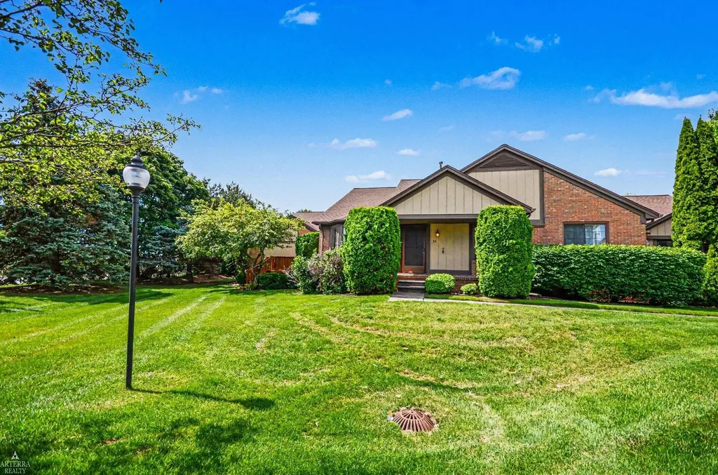 32 Meadow Wood Drive Rochester Hills City MI 48307