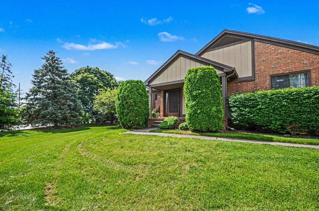 32 Meadow Wood Drive Rochester Hills City MI 48307
