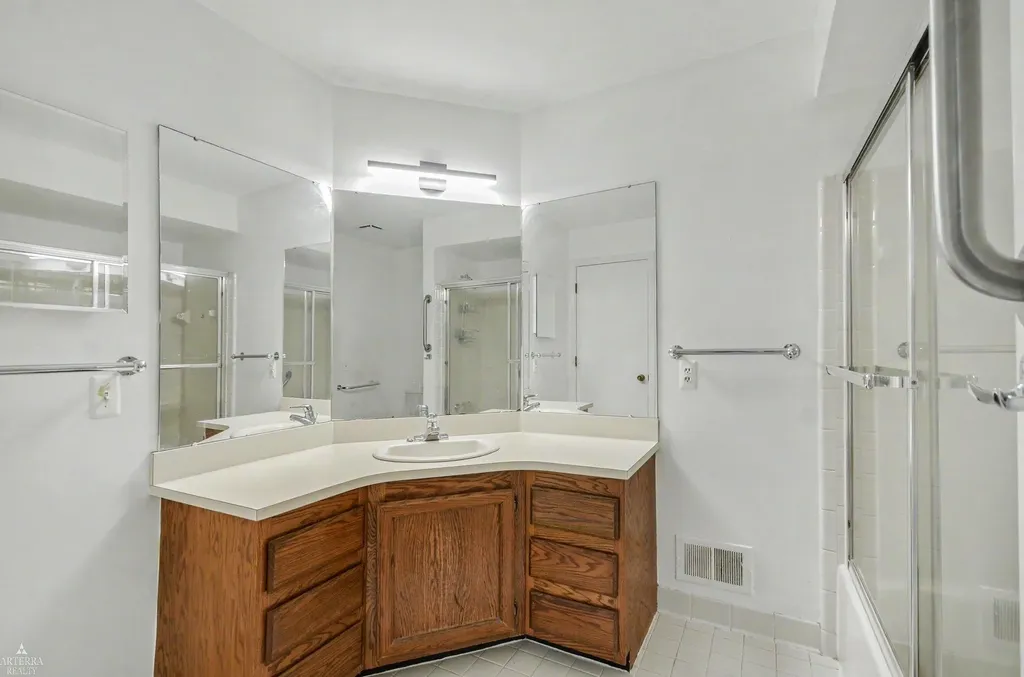 32 Meadow Wood Drive Rochester Hills City MI 48307