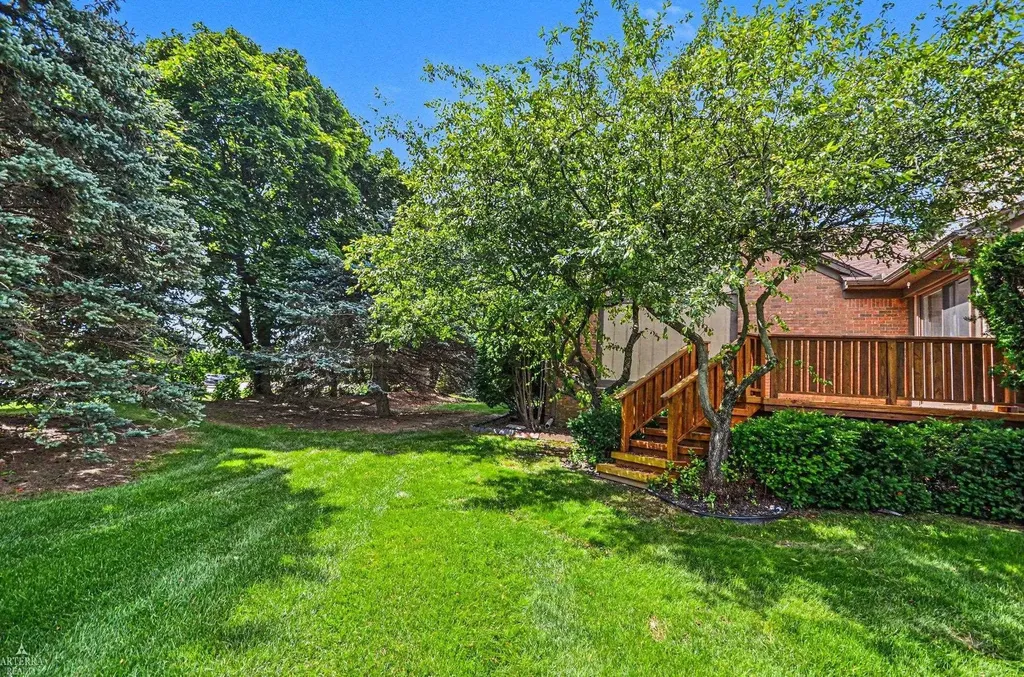 32 Meadow Wood Drive Rochester Hills City MI 48307