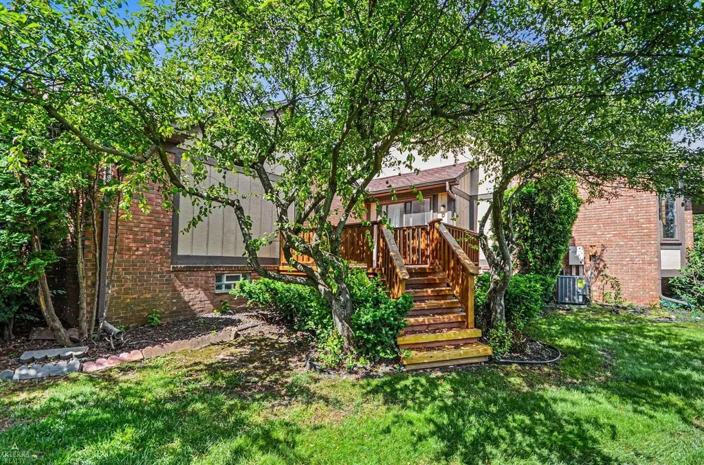 32 Meadow Wood Drive Rochester Hills City MI 48307