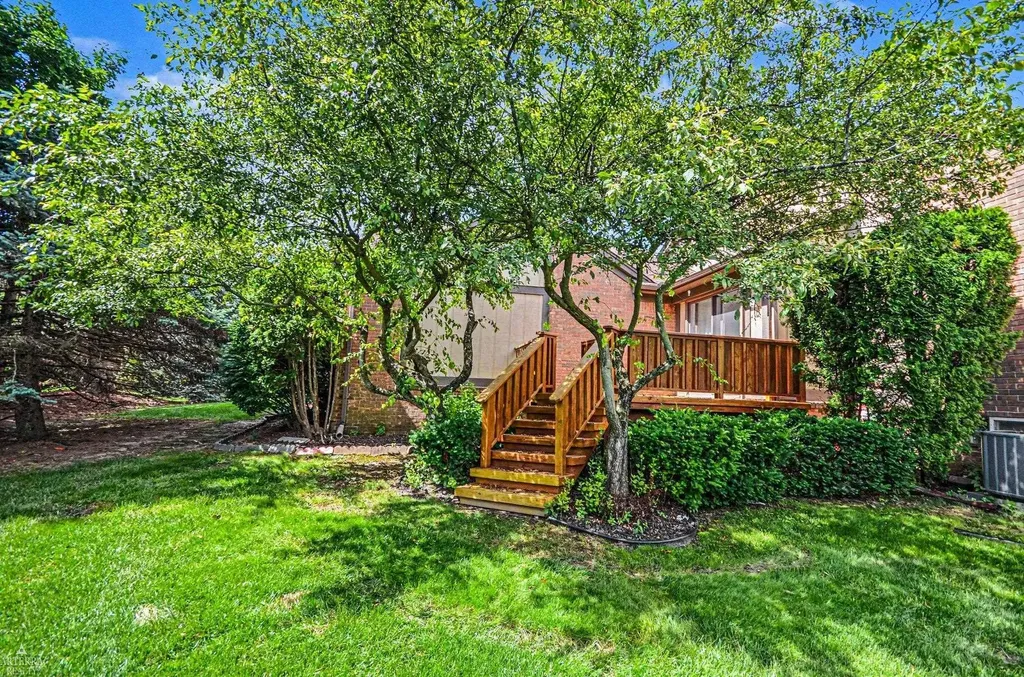 32 Meadow Wood Drive Rochester Hills City MI 48307