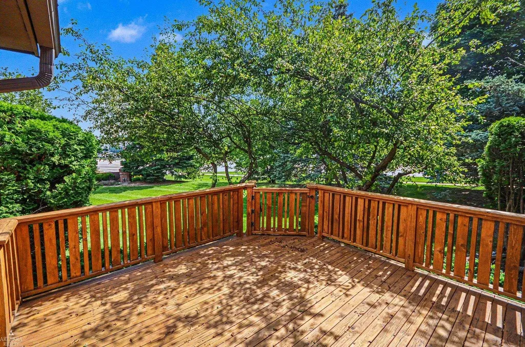 32 Meadow Wood Drive Rochester Hills City MI 48307