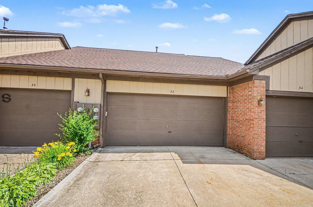 32 Meadow Wood Drive Rochester Hills City MI 48307