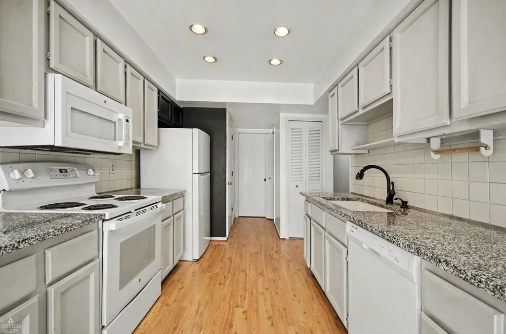 32 Meadow Wood Drive Rochester Hills City MI 48307