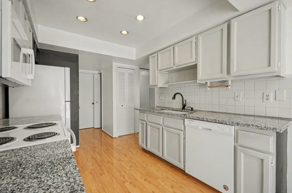32 Meadow Wood Drive Rochester Hills City MI 48307