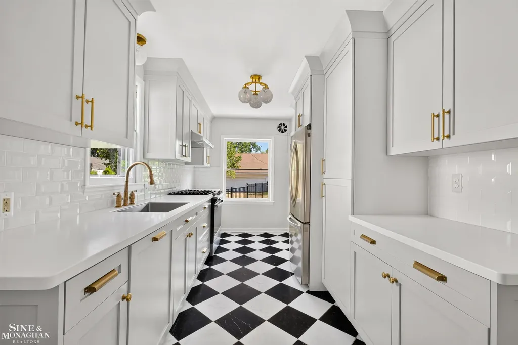 1776 Hampton Road Grosse Pointe Woods City MI 48236