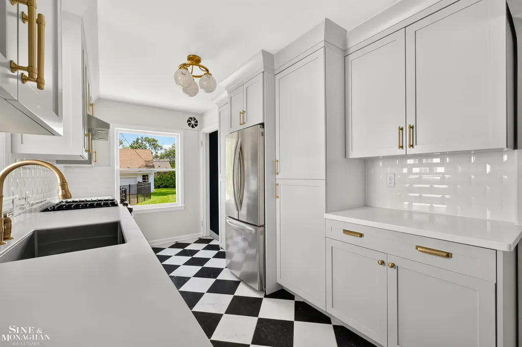 1776 Hampton Road Grosse Pointe Woods City MI 48236