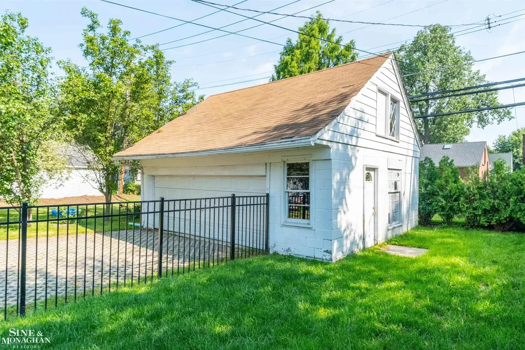 1776 Hampton Road Grosse Pointe Woods City MI 48236