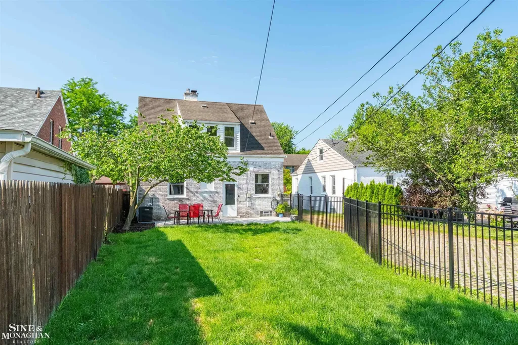 1776 Hampton Road Grosse Pointe Woods City MI 48236