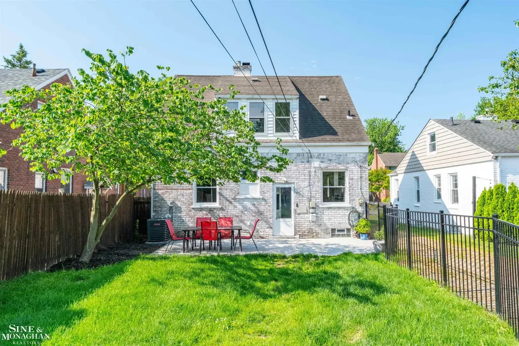 1776 Hampton Road Grosse Pointe Woods City MI 48236