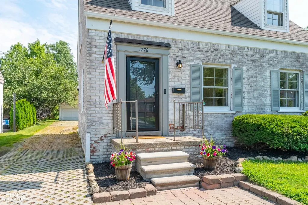 1776 Hampton Road Grosse Pointe Woods City MI 48236