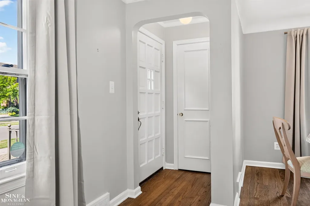 1776 Hampton Road Grosse Pointe Woods City MI 48236