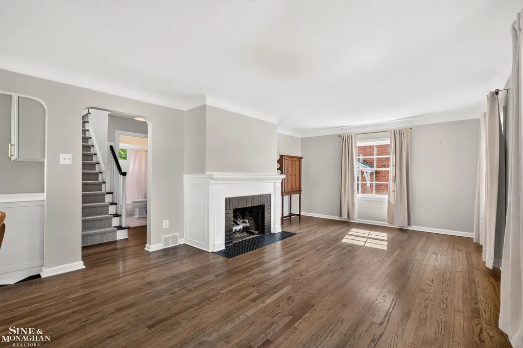 1776 Hampton Road Grosse Pointe Woods City MI 48236