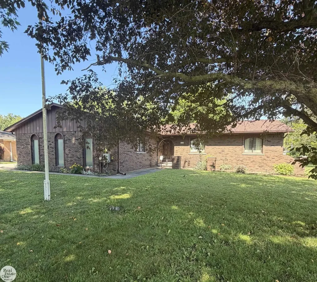 5374 Pointe Drive East China Township MI 48054