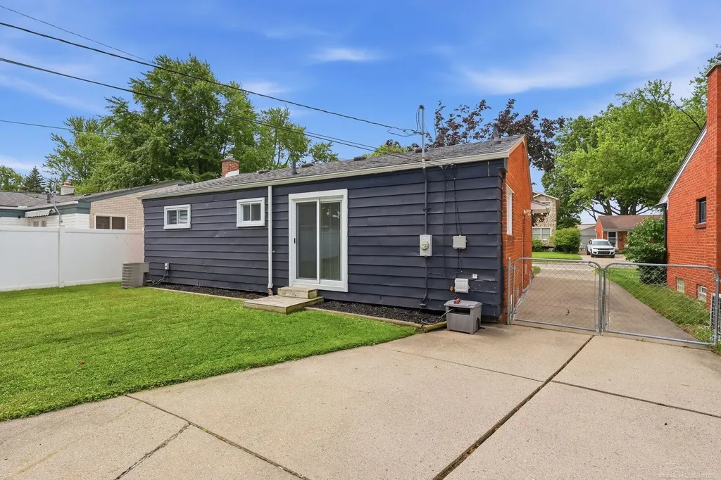 22507 Socia Street St. Clair Shores City MI 48082