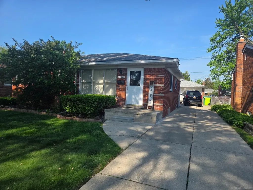 24645 Raven Avenue Eastpointe City MI 48021