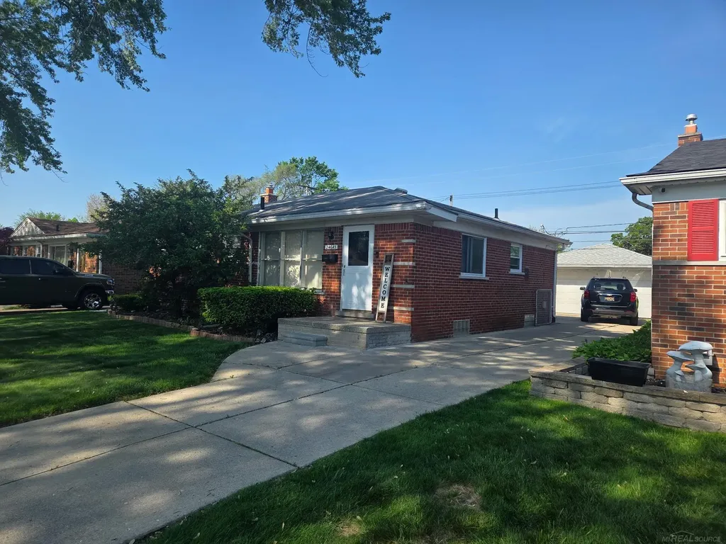 24645 Raven Avenue Eastpointe City MI 48021