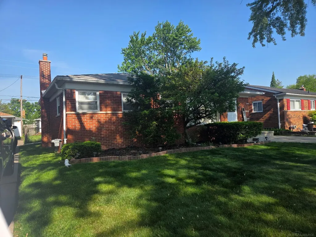 24645 Raven Avenue Eastpointe City MI 48021