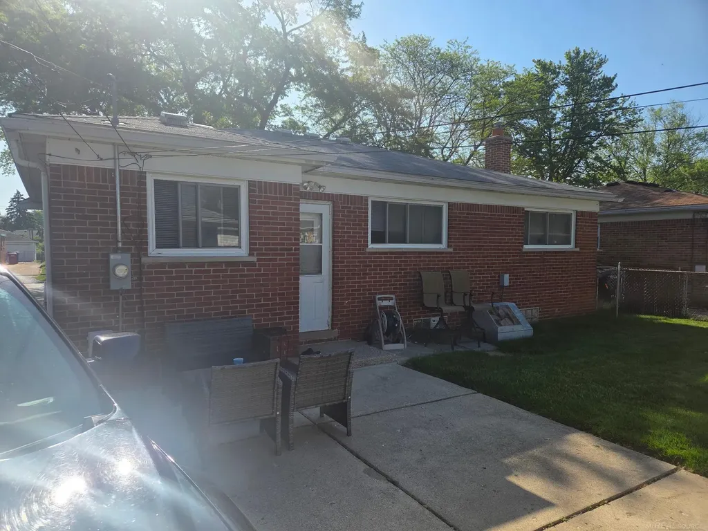 24645 Raven Avenue Eastpointe City MI 48021