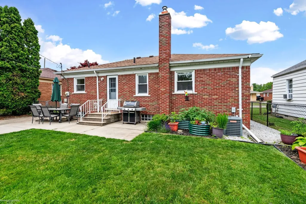 22914 Lincoln Street St. Clair Shores City MI 48082