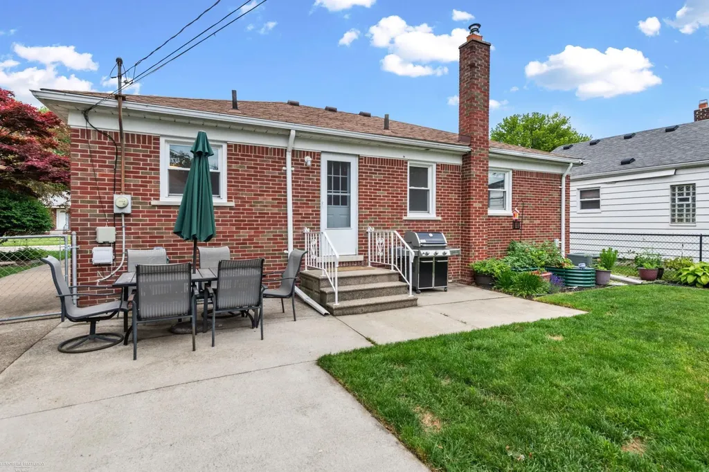22914 Lincoln Street St. Clair Shores City MI 48082
