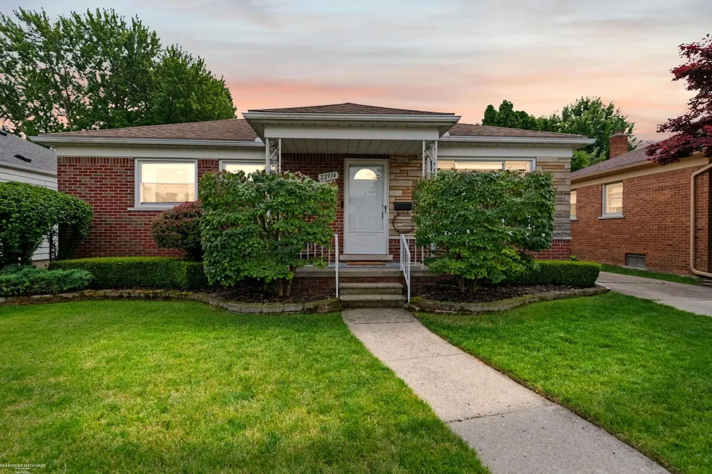 22914 Lincoln Street St. Clair Shores City MI 48082