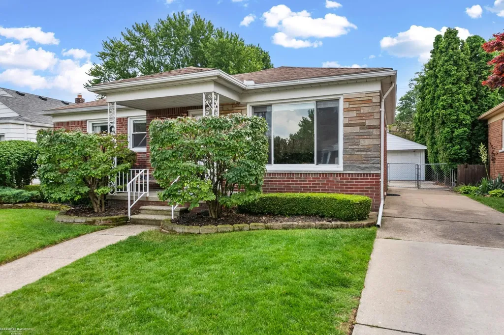 22914 Lincoln Street St. Clair Shores City MI 48082