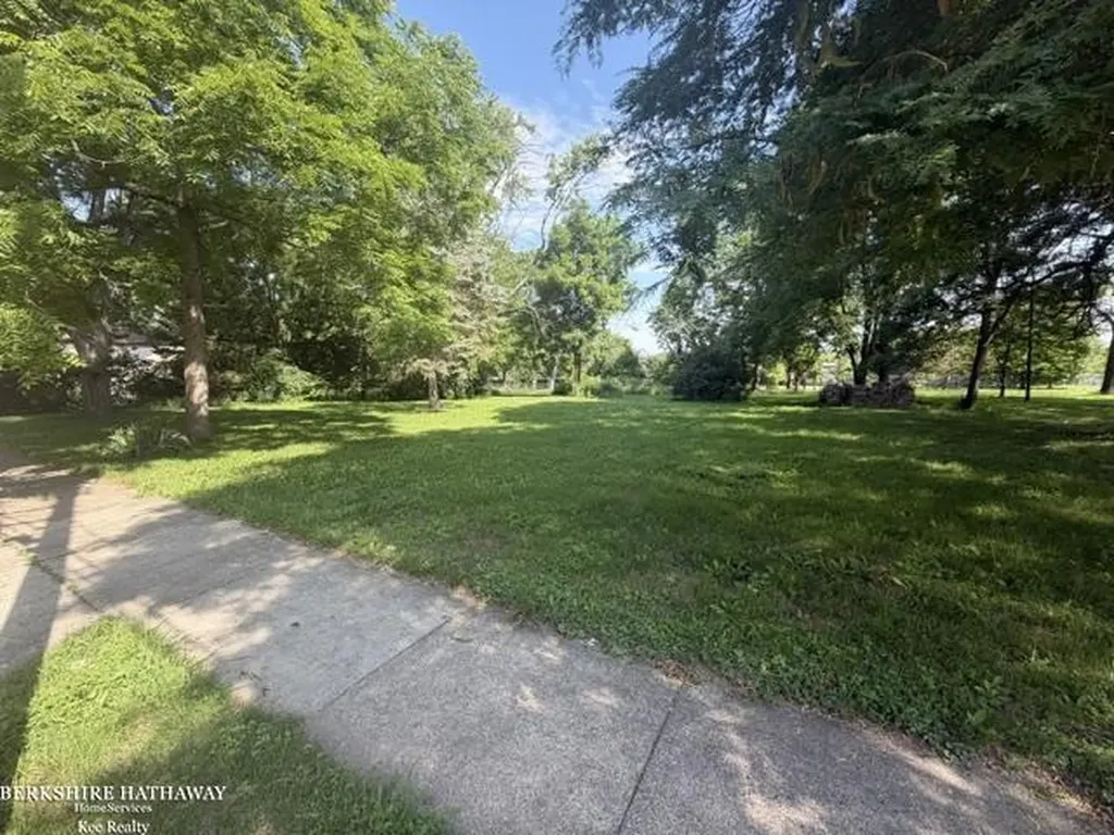 11827 Carney Street Warren City MI 48089