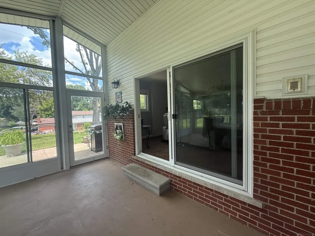 4055 Sandy Creek Drive Shelby Charter Township MI 48316