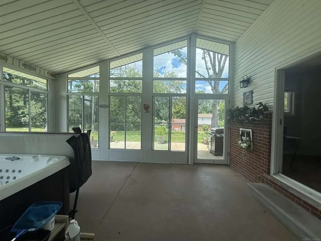 4055 Sandy Creek Drive Shelby Charter Township MI 48316