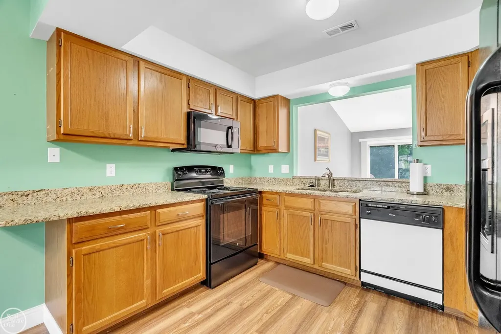 16582 Woodlane Drive Fraser City MI 48026