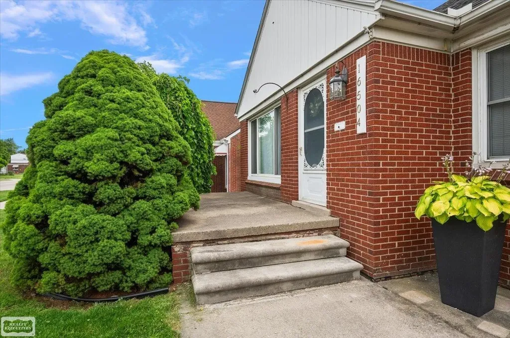 16504 Toepfer Drive Eastpointe City MI 48021
