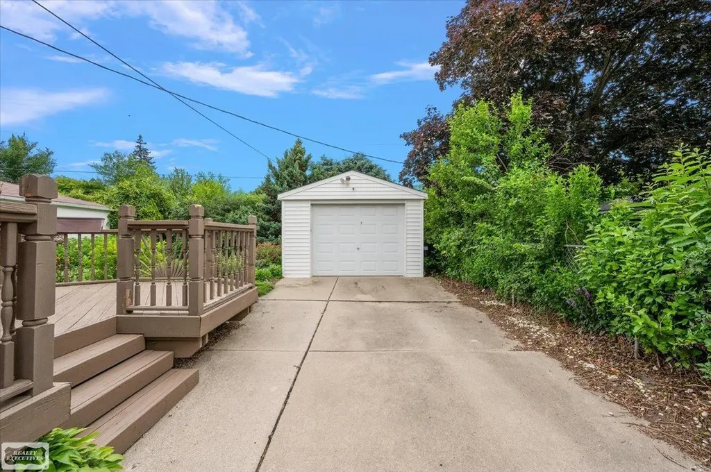 16504 Toepfer Drive Eastpointe City MI 48021