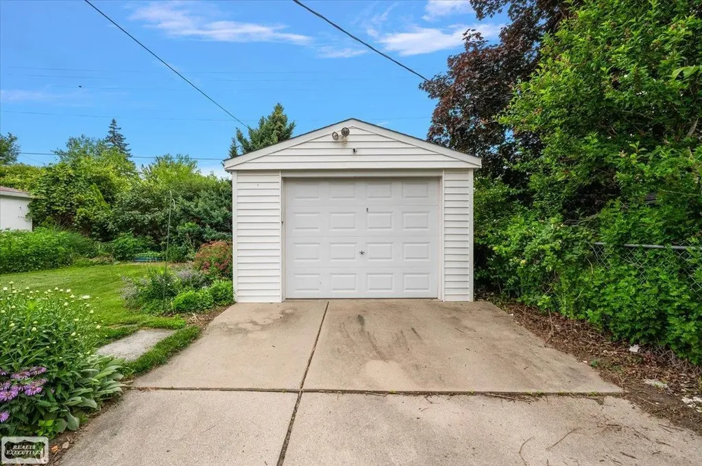16504 Toepfer Drive Eastpointe City MI 48021