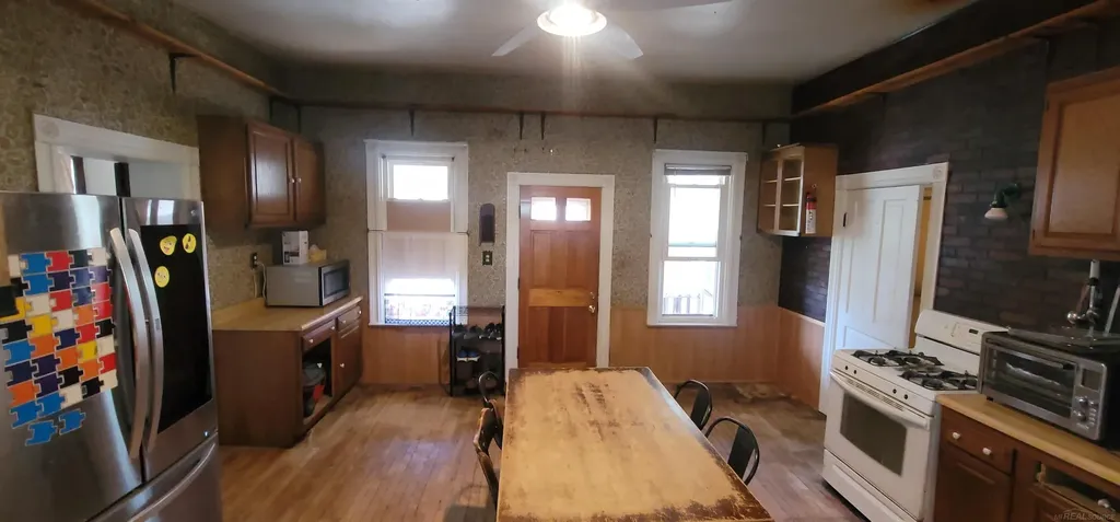 32045 Schoenherr Road Warren City MI 48088