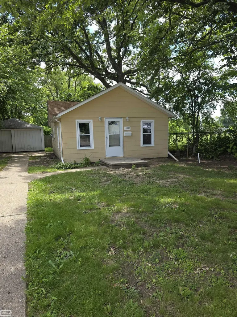 18958 Melvin Street Roseville City MI 48066