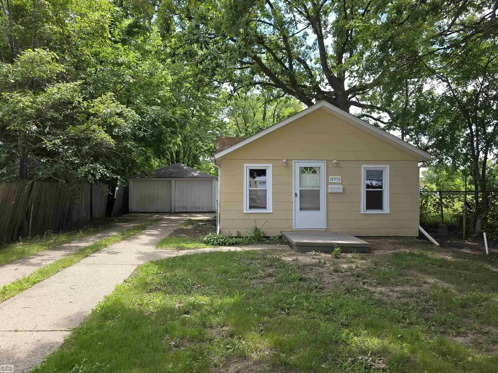 18958 Melvin Street Roseville City MI 48066