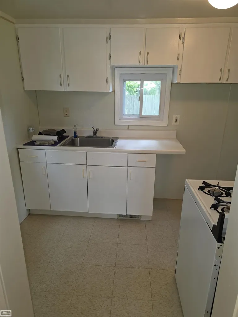 18958 Melvin Street Roseville City MI 48066