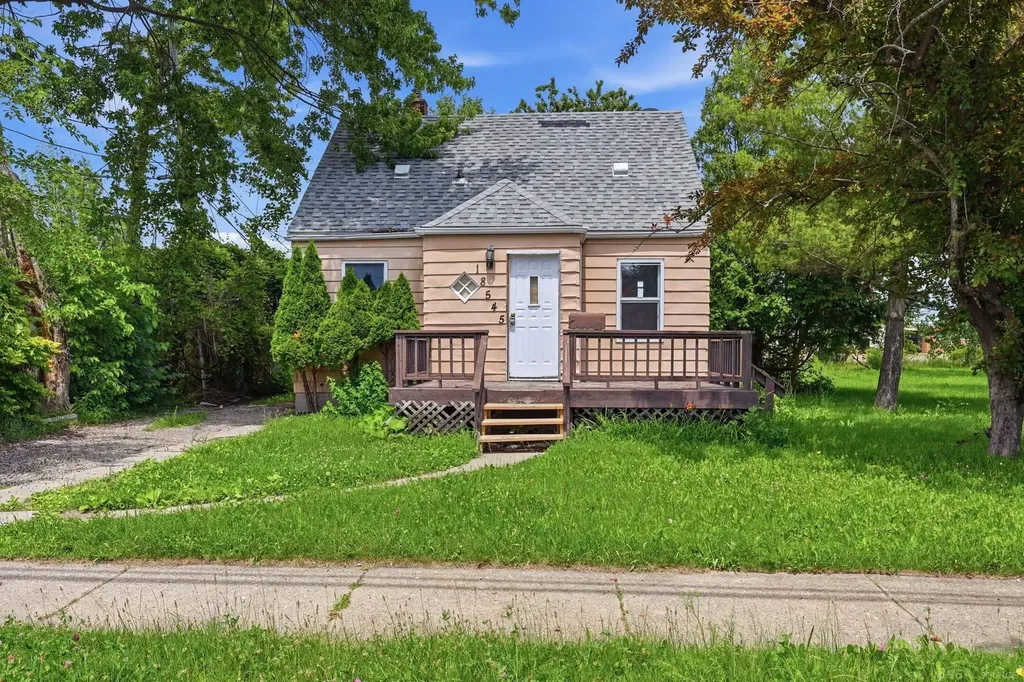 18545 Huntington Avenue Harper Woods City MI 48225