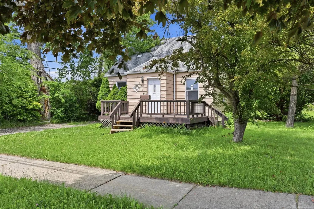 18545 Huntington Avenue Harper Woods City MI 48225