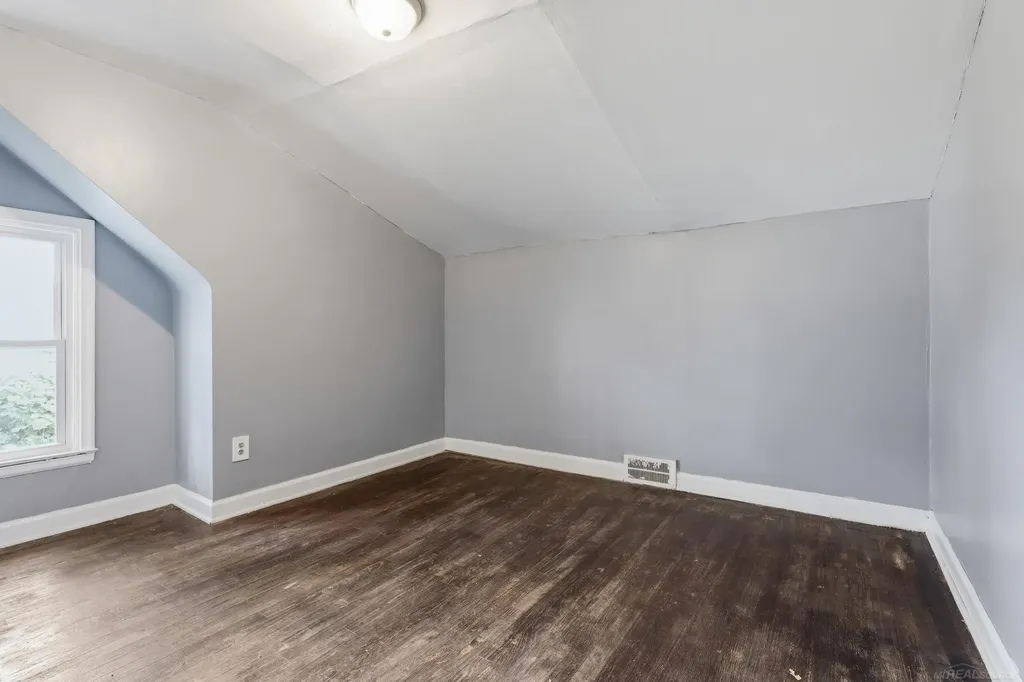 18545 Huntington Avenue Harper Woods City MI 48225