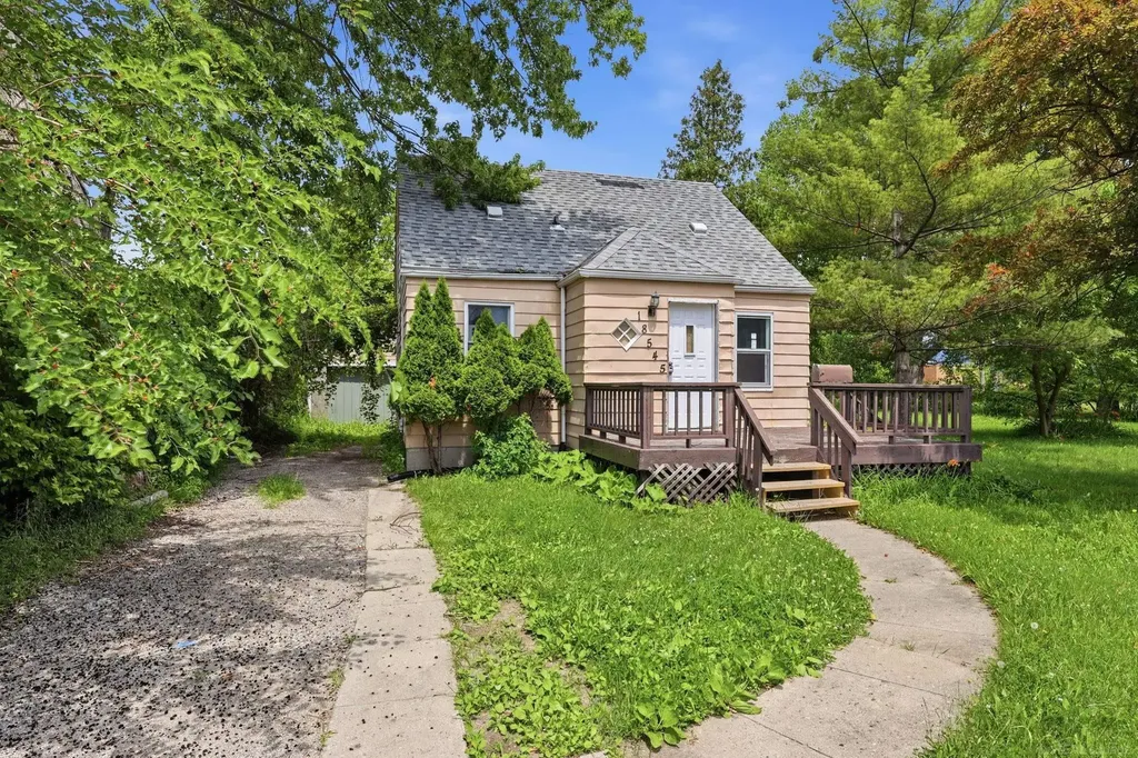 18545 Huntington Avenue Harper Woods City MI 48225
