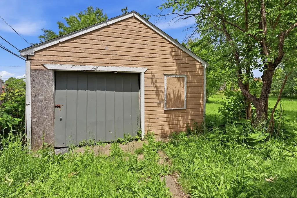 18545 Huntington Avenue Harper Woods City MI 48225