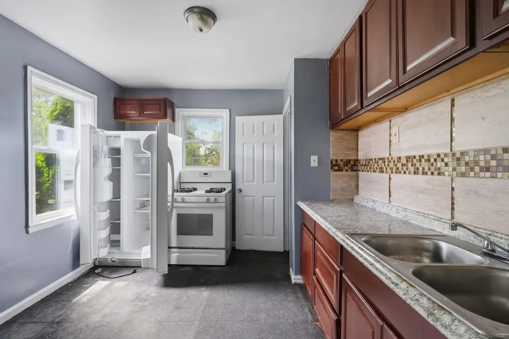 18545 Huntington Avenue Harper Woods City MI 48225