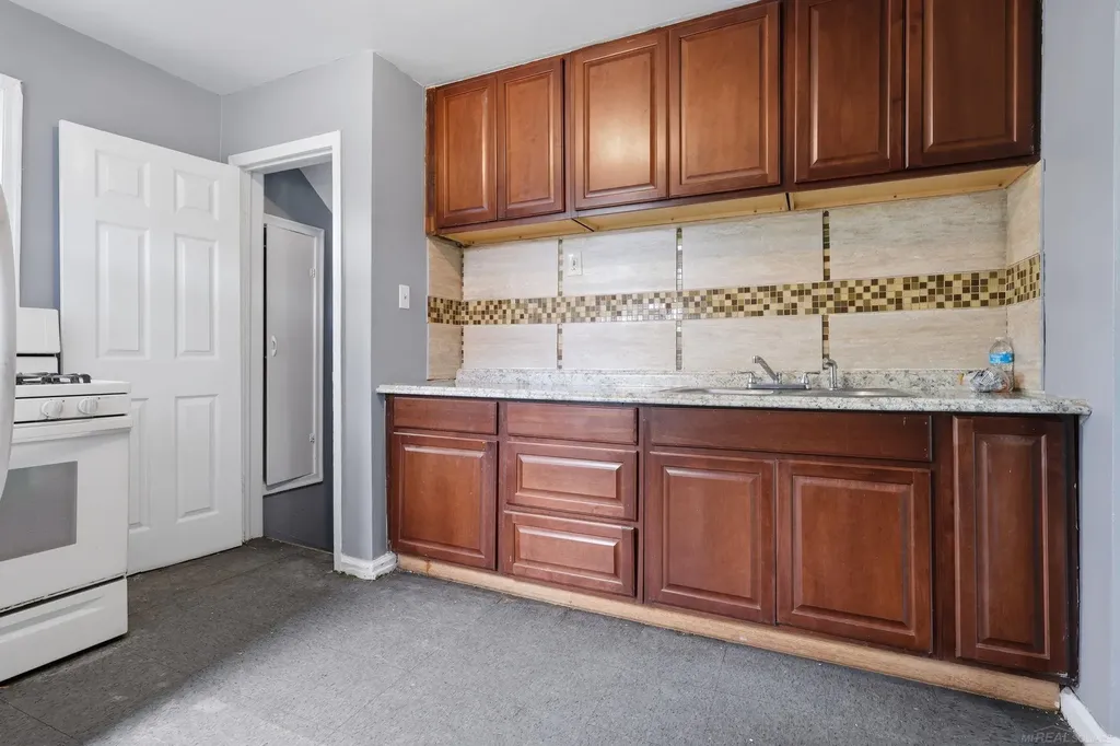 18545 Huntington Avenue Harper Woods City MI 48225