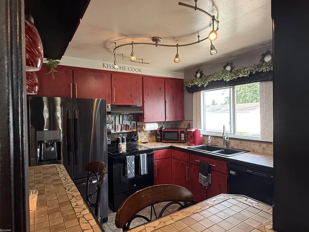 28460 Hollywood Street Roseville City MI 48066