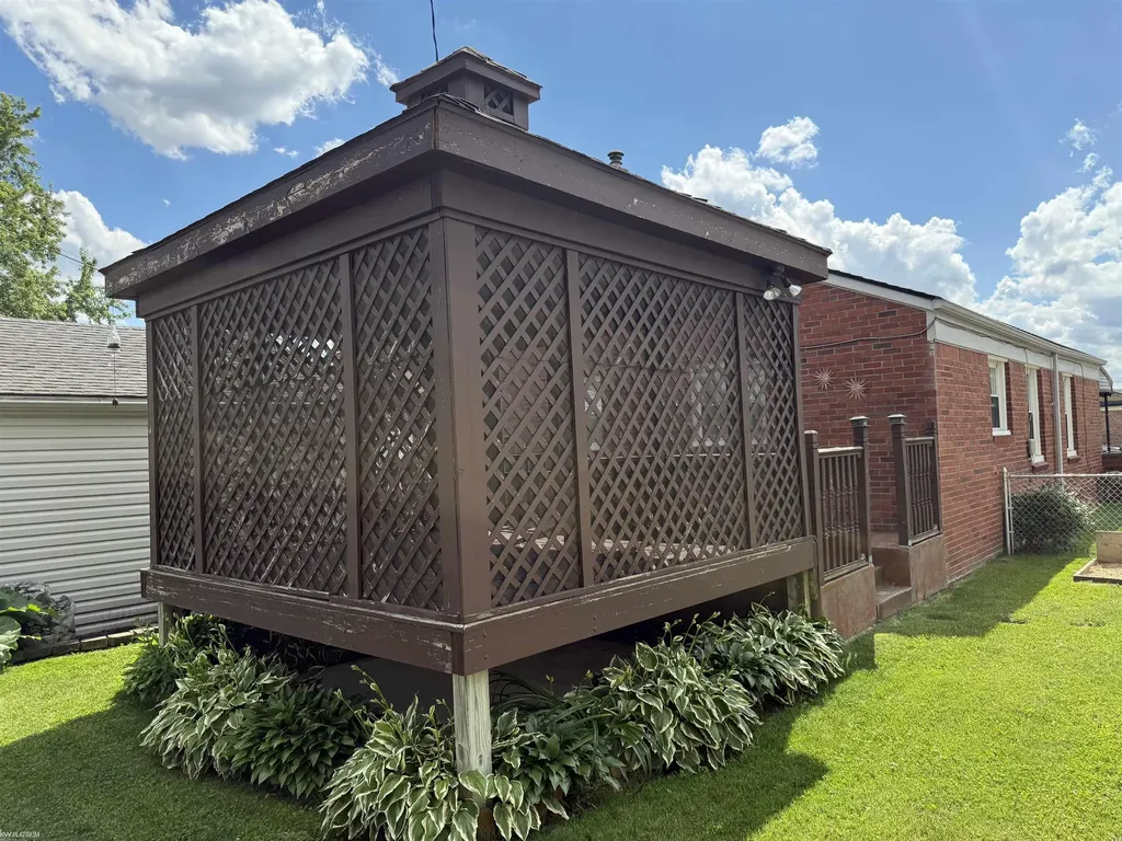 28460 Hollywood Street Roseville City MI 48066
