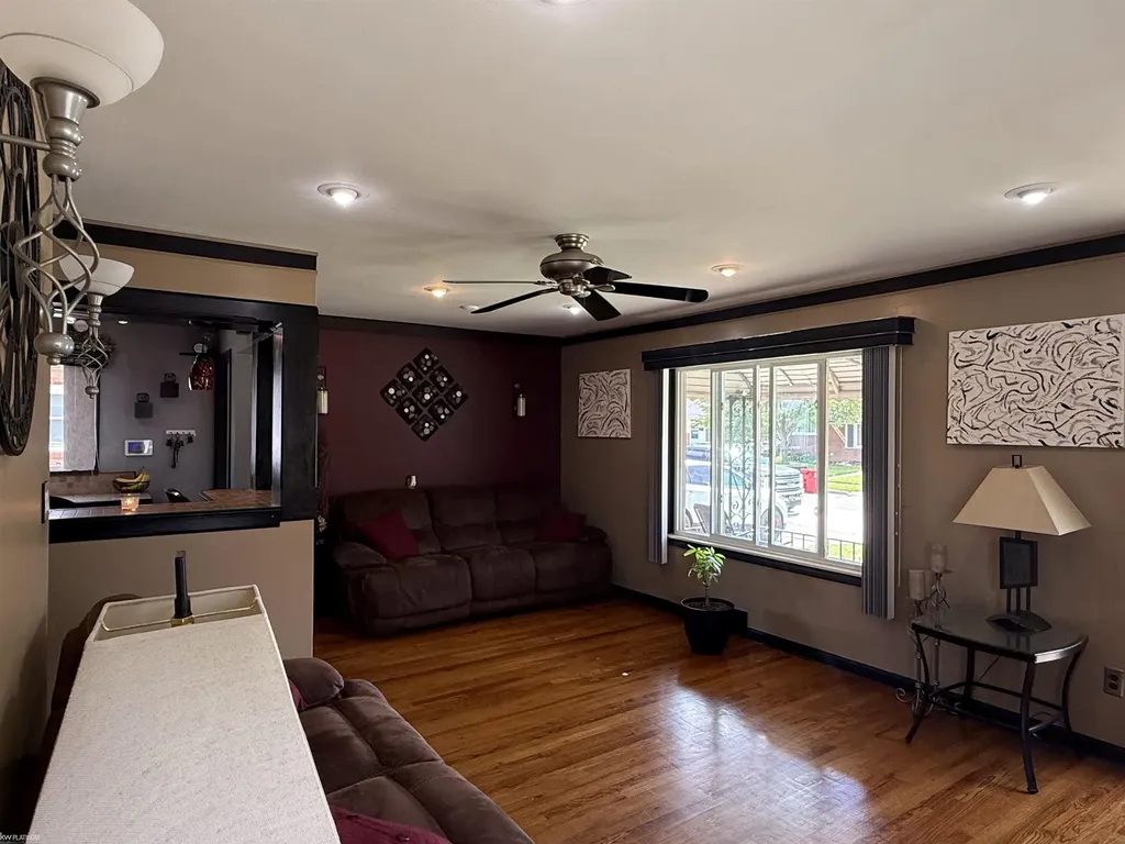 28460 Hollywood Street Roseville City MI 48066